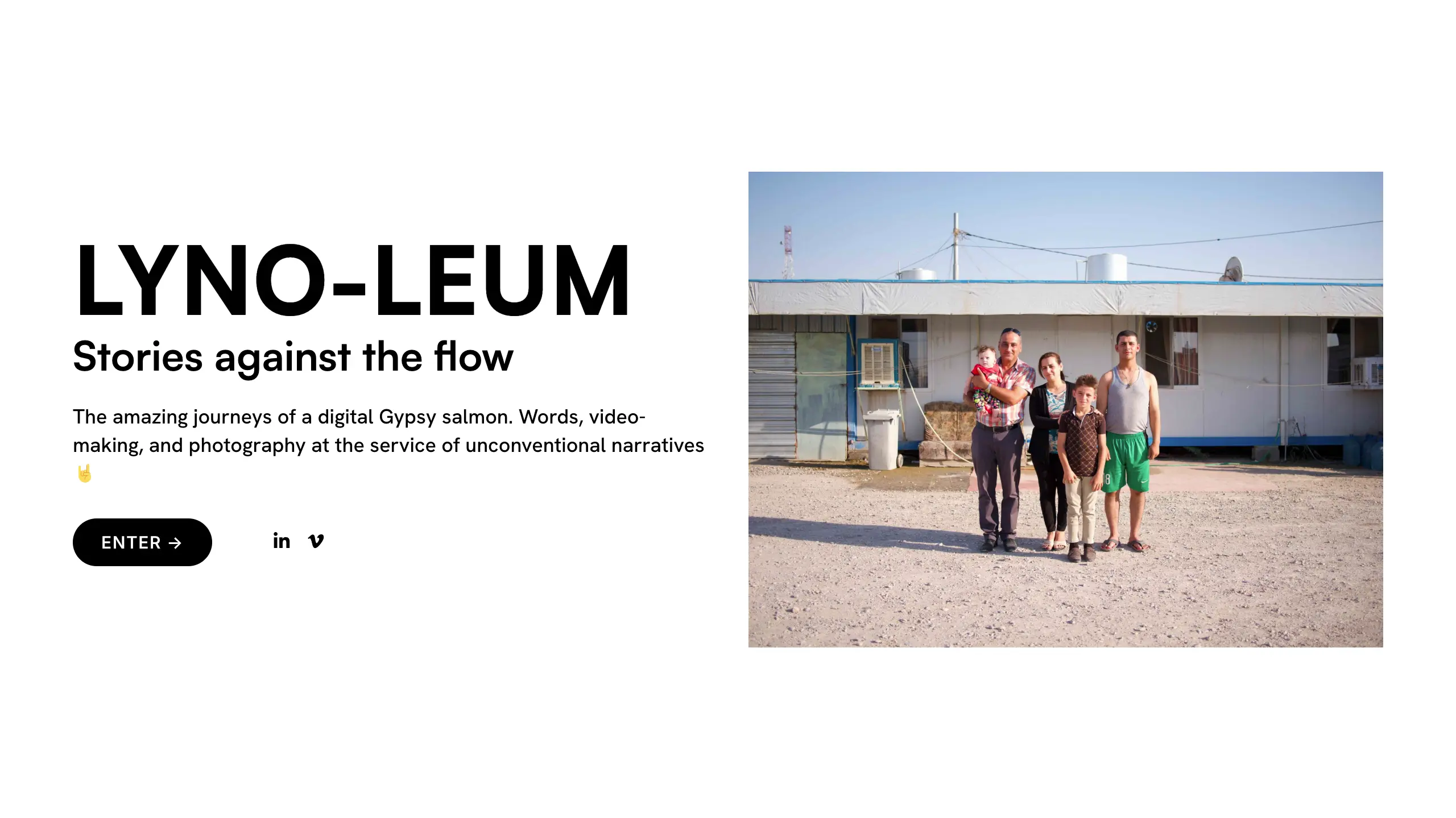 Top page image of the website, Lyno-leum. "LYNO-LEUM, Stories against the flow" on the left. On the right, a boy and a middle-aged man and woman are seen with a refugee camp in the background. An elderly man is holding a baby. It looks like a family photo.